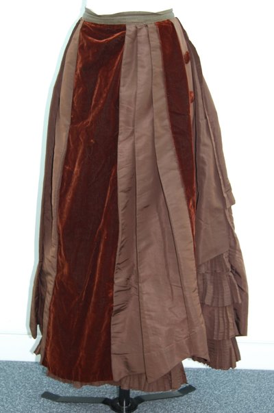 Brun kjole (skjørt og liten jakke), ca. 1875 (silkesateng) (se også 3700630) av English School