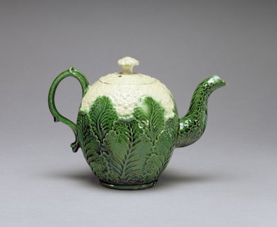 Blomkåltekanne, fra Burlem, Staffordshire, ca. 1759-66 (blyglasert kremfair, slip-cast) av English School