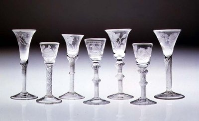 Samling av graverte glass med ugjennomsiktig og luftvridende stengler (glass)trompet av English School