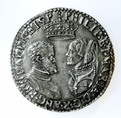 Minneskilling for ekteskapet til Filip II av Spania (1527-98) og Mary I av England (1516-58) 1554 (sølv) av English School