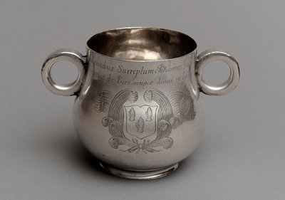 Kopper med stor mage og tykk støpt kantbunn, og et par okseøyehåndtak, 1675 (sølv) av English School