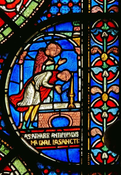 Detalj fra mirakelvinduet som viser Eilward av Westoning som takker ved graven til Thomas Becket av English School