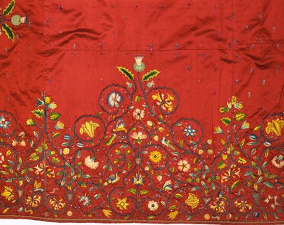 Detalj av et viktig skjørt eller underkjole av karmosinrød silke som sies å ha blitt brodert av Mary, dronning av skottene for dronning Elizabeth I mens hun var fanget i Hardwick av English School