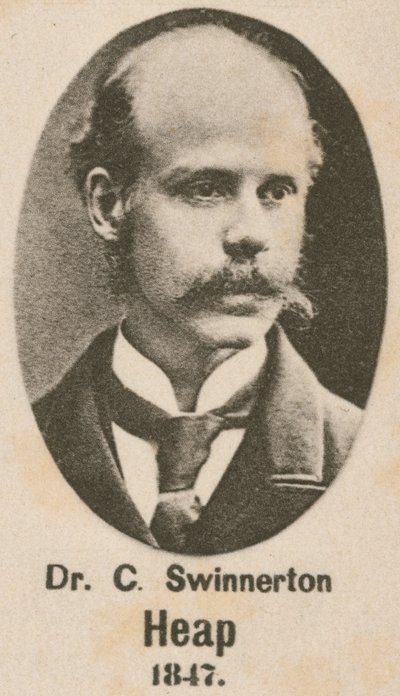 Dr C Swinnerton Heap (gravyr) av English School