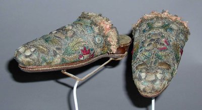 Early 17th century mules (linen, silk, metallic, leather) av English School