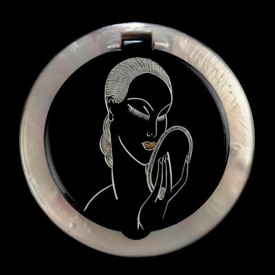 Elegance Powder Compact, 1920-30 (håndgravert bakelitt) av English School