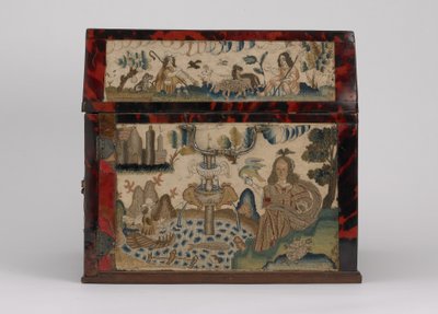 Brodert kiste, ca. 1660 (silke, lerret, tre, skilpaddeskall og sølvfester) av English School