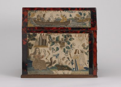 Brodert kiste, ca. 1660 (silke, lerret, tre, skilpaddeskall og sølvfester) av English School