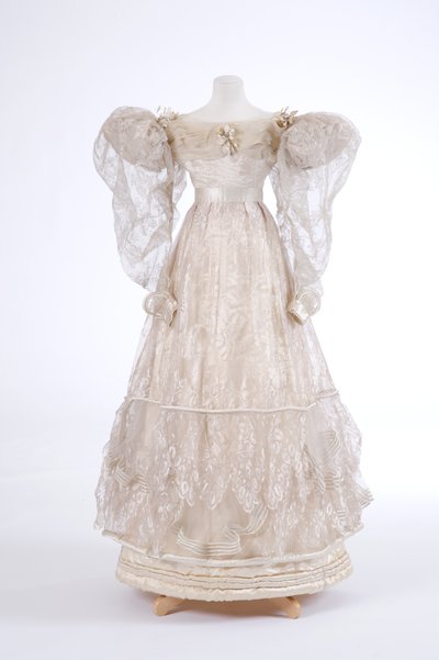 Aftenkjole, 1829 (silke og maskinvevd gasbind) av English School