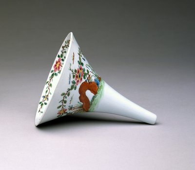 Famille Rose Wine Funnel, Worcester Porselen, 1753-55 (emaljert porselen) av English School