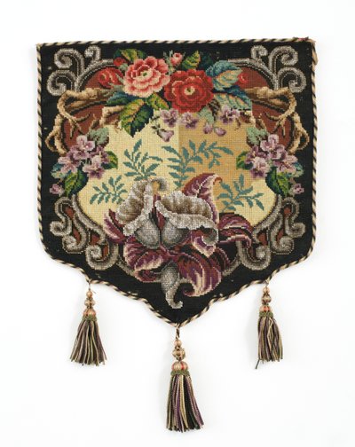 Brannskjermpanel, ca. 1850 (Berlin ulllerretspanel med perler og silkebakside) av English School
