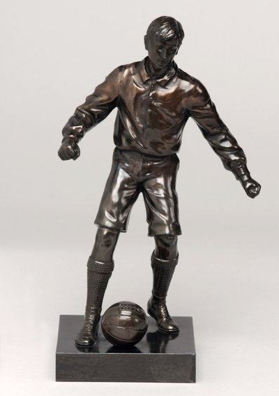Fotballspiller, del av et klokkesett (malt spelter) (se også 315475-315477) av English School