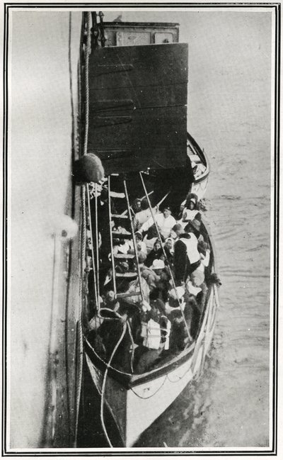 Hvordan Titanic-overlevende ble plukket opp av Carpathia, fra 'The Sphere', 4. mai 1912 (litho) (detalj av 450825) av English School