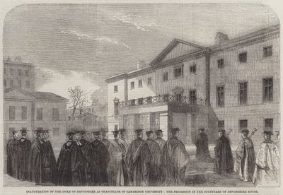 Innvielse av hertugen av Devonshire som kansler ved Cambridge University, prosesjonen i gårdsplassen til Devonshire House (gravering) av English School