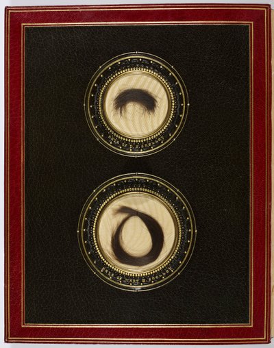Innvendig frontdeksel, med hårlokker fra Percy Bysshe Shelley og kona Mary Shelley (blandet media) av English School