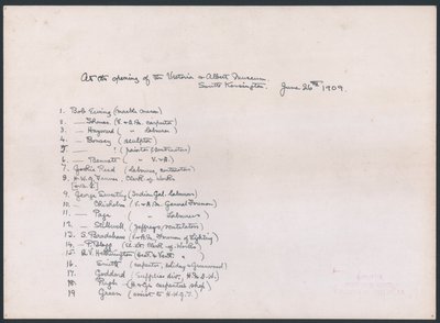Nøkkel til et bilde av en gruppe arbeidere som presenterte adressen til kong Edward VII ved åpningen av Victoria and Albert Museum (blekk på papir) av English School