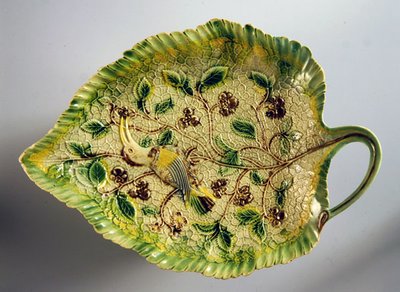 Bladformet fat dekorert med vinranker og eksotisk fugl, 1760-70 (keramikk) av English School