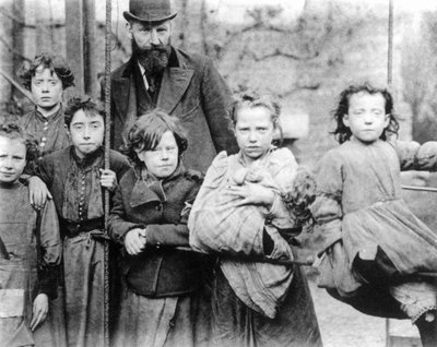 London Slums (bw-bilde) av English School