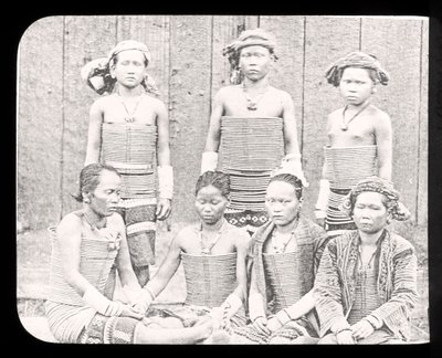 Magisk lyktlysbilde som viser kvinner fra havets Dyas-stamme, Borneo ca. 1900 av English School