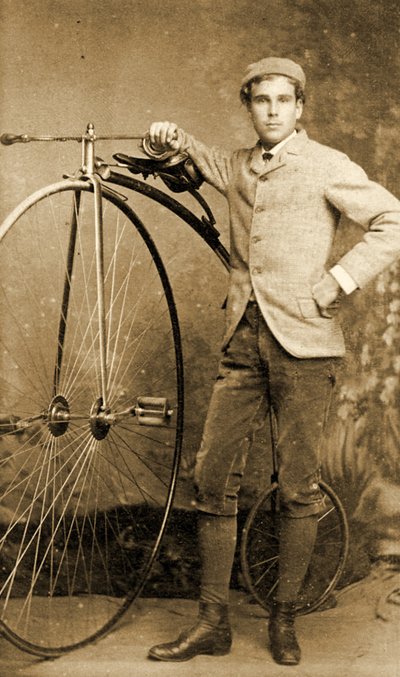 Mann som står ved siden av Penny-Farthing hans, ca. 1890 (s/hvitt-bilde) av English School