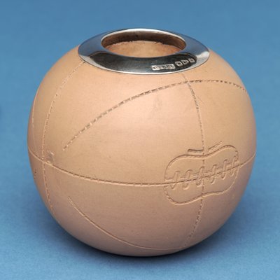 Fyrstikkholder i form av en fotball, Doulton & Co., Lambeth (keramikk) av English School