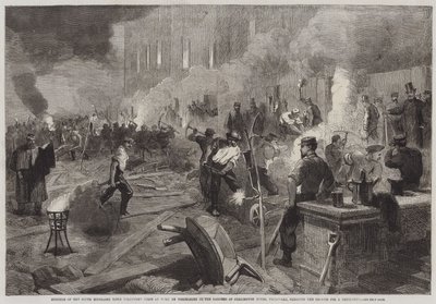 Medlemmer av South Middlesex Rifle Volunteers Corps at Work by Torchlight in the Gardens of Burlington House, Piccadilly, rydder bakken for Drill-Shed (gravering) av English School