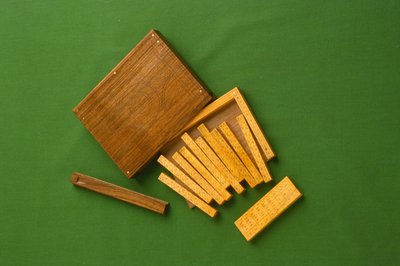 Moderne kopi av Napiers Bones (buksbom og valnøtt) av English School