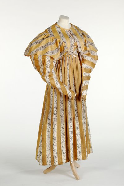 Muslinkjole med abstrakt lilla mønster trykt i gul og hvit vertikal stripedesign, ca. 1820-30 (bomull) av English School