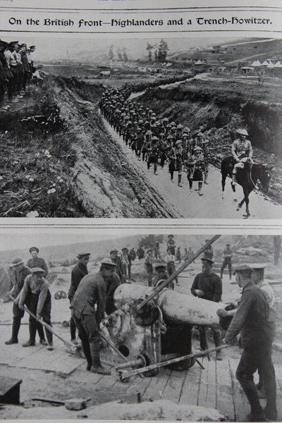 På den britiske fronten - Highlanders and a Trench Howitzer, 1914-18 av English School