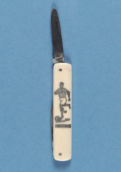 Pennekniv som viser en fotballspiller (metall og bein) av English School