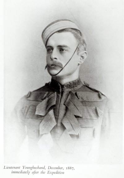 Fotografi av Sir Francis Younghusband (1863-1942) i 1887 fra 