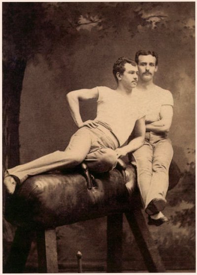 Portrett av to gymnaster som poserer på en pommelhest ca. 1899 (s/h-foto) av English School