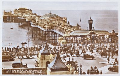 Postkort som viser Palace Pier i Brighton (etter et farget bilde) av English School