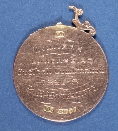 Baksiden av en Preston North End Football Club-medalje, 1897-98 (metall) (se også 315000) av English School