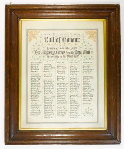 Roll of Honour, menn fra Royal Mint som slo seg sammen under første verdenskrig, ca. 1918 (penn og blekk på papir i treramme) av English School