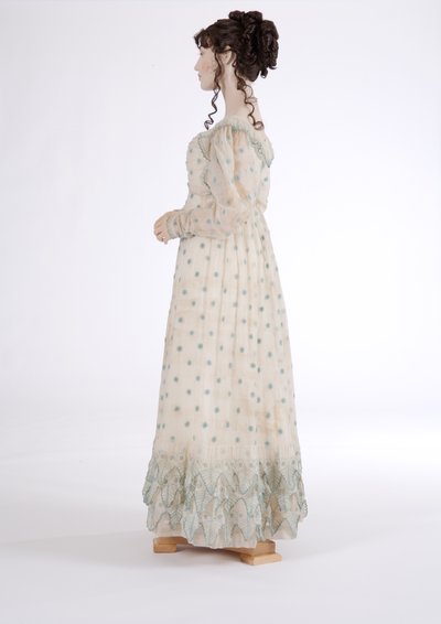 Sidevisning av en dagskjole, ca. 1815 (bomullsmuslin brodert med blå ull) av English School