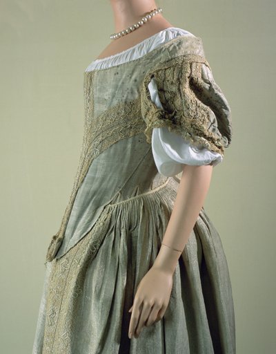 Sølvvevskjole, 1660-tallet (silke, blonder og sølvmetalltråd) av English School
