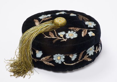 Røykehette, ca. 1880 (brodert fløyel foret med maskinquiltet silke) av English School