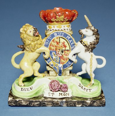 Spillvase, i form av Royal Arms på en sort marmorsokkel, Walton av English School