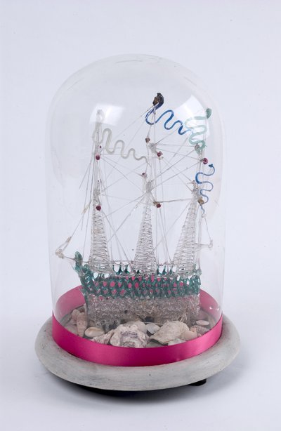 Spunnet glassskip under en glasskuppel, ca. 1820 (glass) av English School