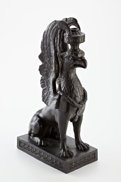 Staffordshire Wedgwood basalt ware lysestake i form av en griffin, ca. 1771-80 (basalt ware) av English School