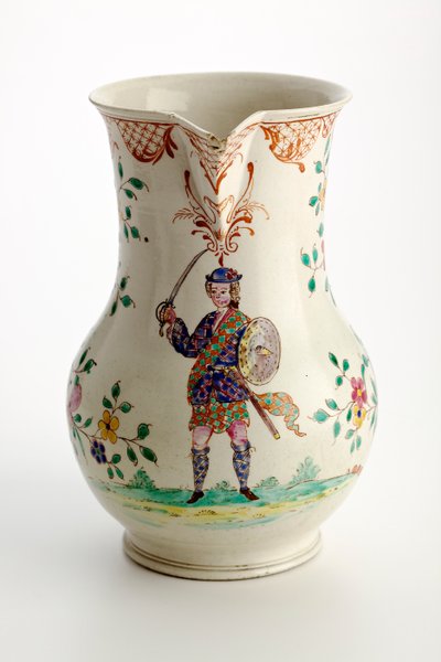 Staffordshire-kanne dekorert med figur i Highland-drakt, 1755 (saltglasert lertøy) av English School