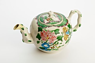 Staffordshire tekanne dekorert med krysantemum, 1760 (saltglasert lertøy) av English School