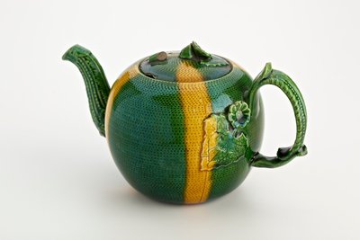 Staffordshire tekanne med crabstock-håndtak og tut, 1750 (blyglasert lertøy) av English School