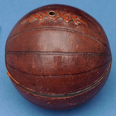 Stringdispenser i form av en fotball (lær) av English School