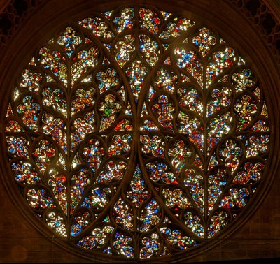 The Bishops Eye med mange tilbakestilte fragmenter (rosevindu - internt) av English School