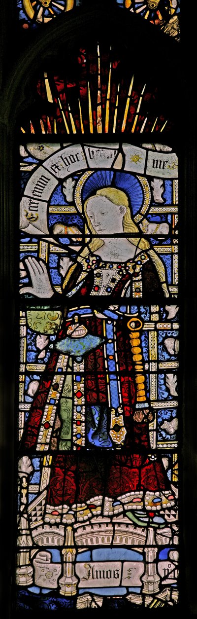 Østvinduet (Ew) som viser Jomfru Maria (sammensatt figur) - med juveler av innfelt glass av English School