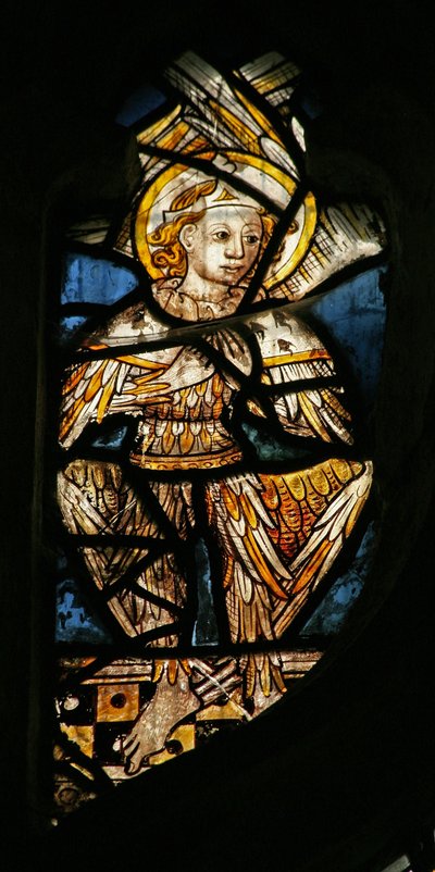 Das Ostfenster (Ew) mit der Engelshierarchie: Erzengel Gabriel bei der Verkündigung von English School