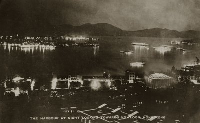 Havnen om natten ser mot Kowloon, Hong Kong, fra et album med fotografier relatert til tjenesten til Pte H. Chick, 1940 av English School