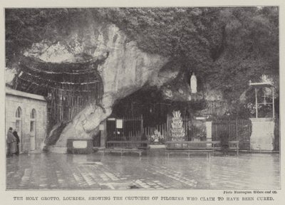 Den hellige grotte, Lourdes, som viser krykkene til pilegrimer som hevder å ha blitt helbredet (gravering) av English School